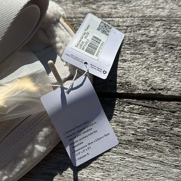 Lululemon Everywhere Belt Bag 1L Fleece white opal/gold NWT Sherpa - Picture 5 of 5